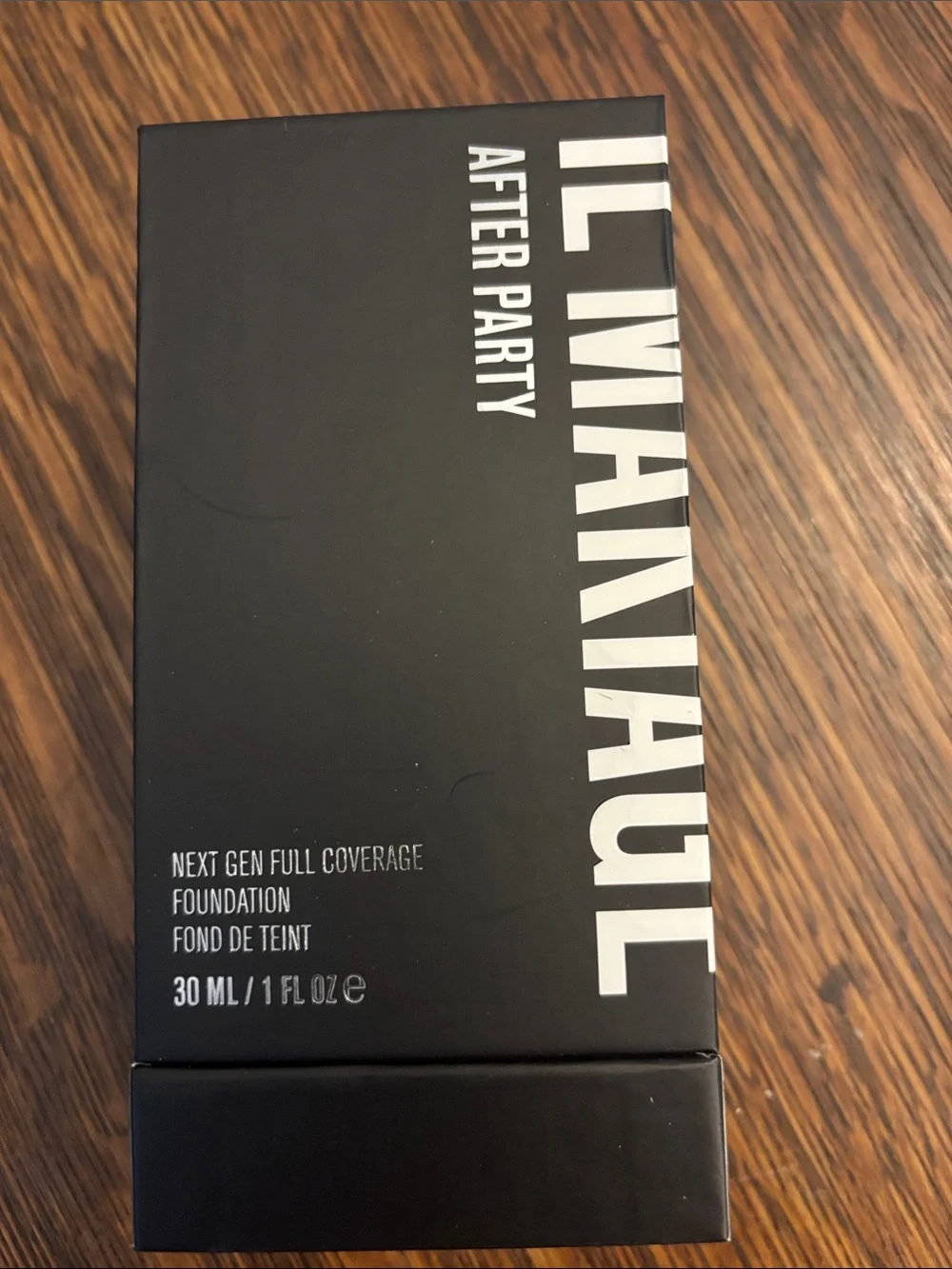 IL MAKIAGE Makeup Set in Black and Silver Packaging